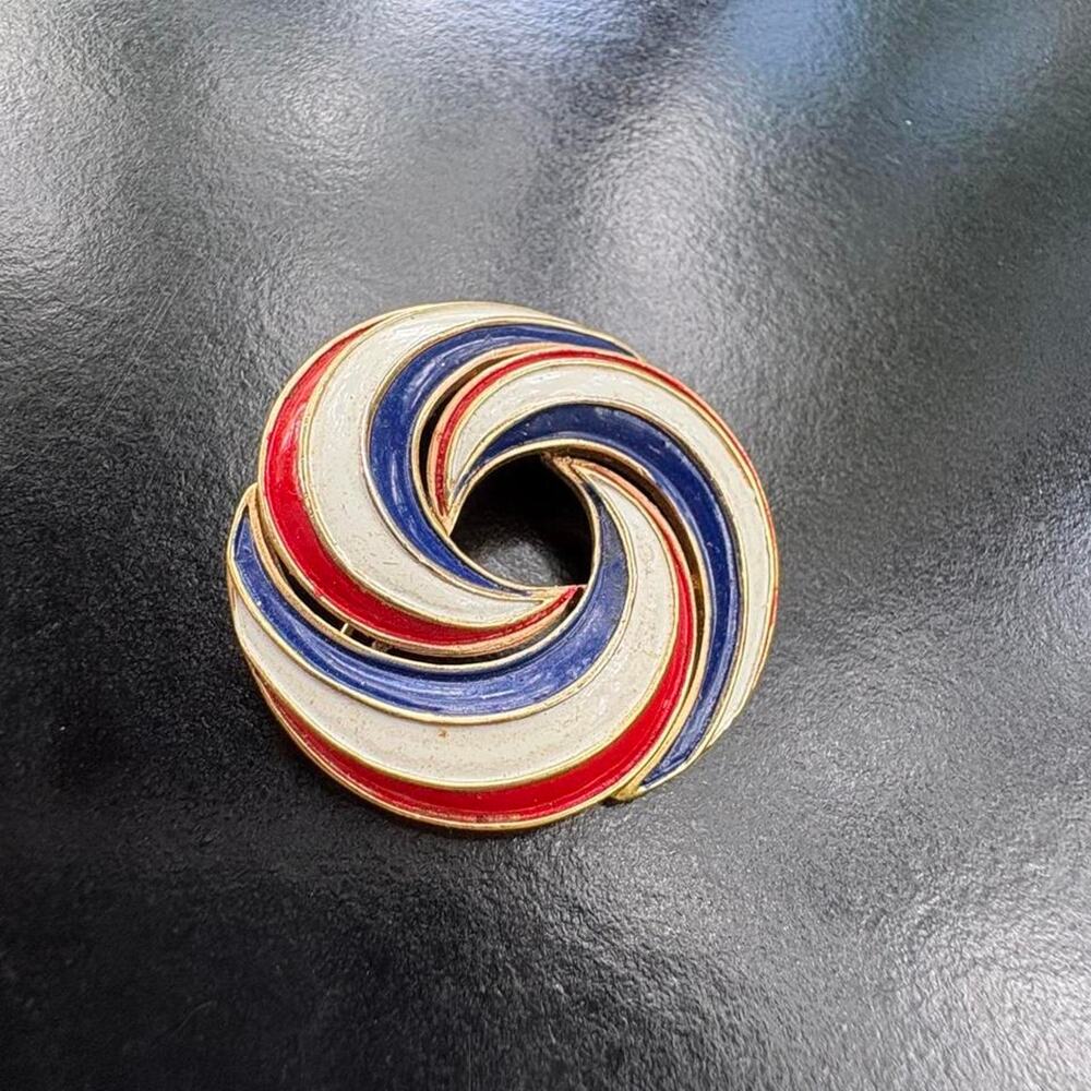 Vintage Trifari 70s red white blue brooch
